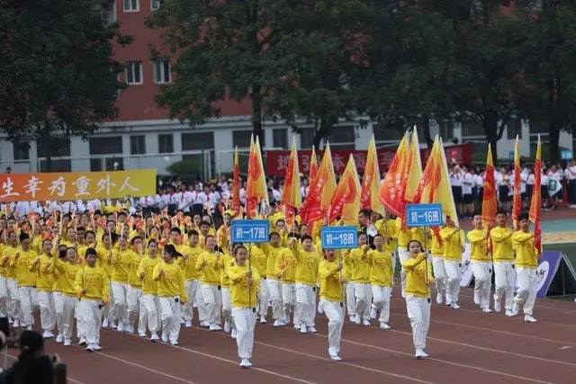 上游新闻 | 专属祝福！这群中学生将“校史展览”搬上运动会